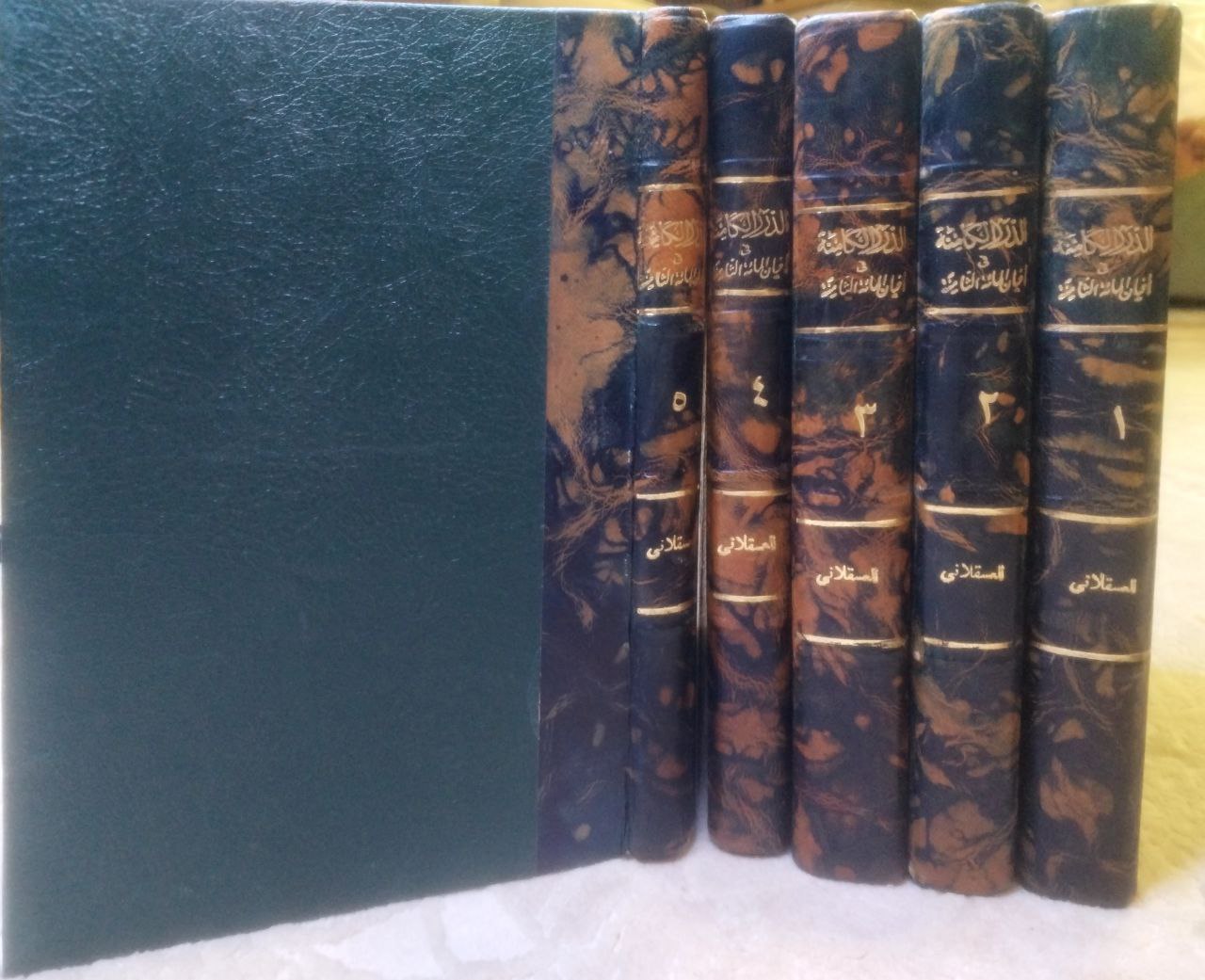 صورة 1 من كتاب الدرر الكامنة في أعيان المئة الثامنة لـ أحمد بن علي بن محمد بن أحمد بن حجر العسقلاني أبو الفضل - نسخة أصلية نادرة - مكتبة الأصول والنوادر