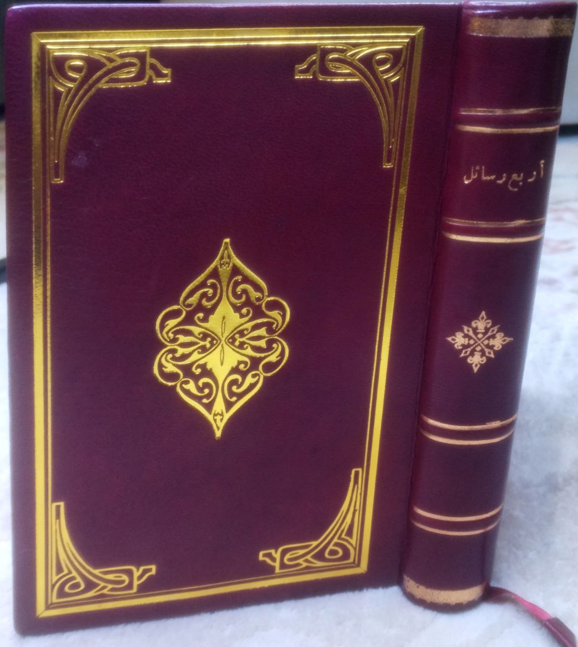 صورة 1 من كتاب أربع رسائل منتخبة من مؤلفات الثعالبي الكتاب معنون ( بأربع رسائل )" - ومعه "خمس رسائل 1- الإيجاز والإعجاز للثعالبي 2- برد الأكباد في الأعداد للثعالبي 3- منتخبات البيان والتبيين للجاحظ 4- أحاسن المحاسن للرخجي 5- غاية الأرب للمفضل بن سلمة لـ الثعالبي و الجاحظ و الرجحي و بن سلمة - نسخة أصلية نادرة - الخزانة الأشرفية