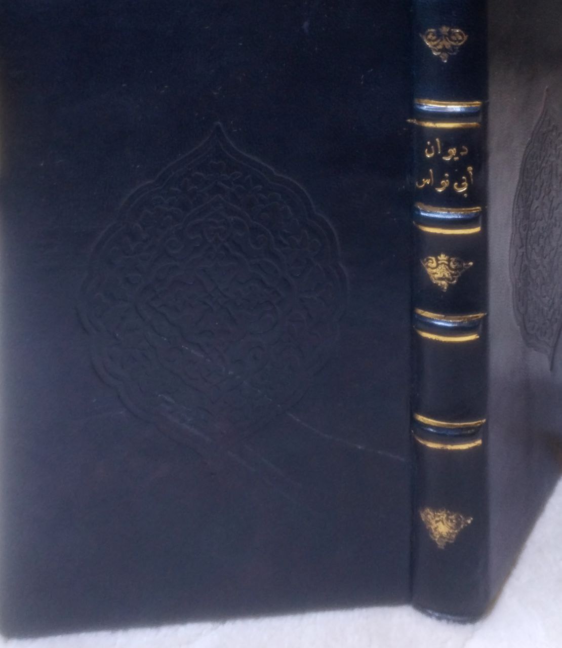 صورة 2 من كتاب ديوان أبي نواس لـ الحسن بن هانئ بن عبد الأول بن صباح الحكميّ بالولاء، أبو نواس - نسخة أصلية نادرة - الخزانة الأشرفية