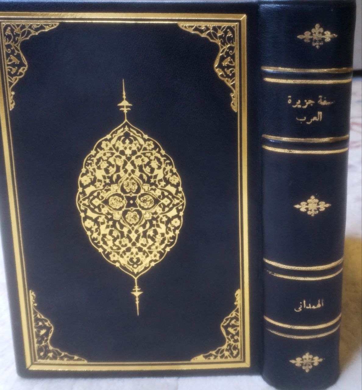 صورة 1 من كتاب صفة جزيرة العرب لـ ابن الحائك، أبو محمد الحسن بن أحمد بن يعقوب بن يوسف بن داود الشهير بالهمداني - نسخة أصلية نادرة - الخزانة الأشرفية